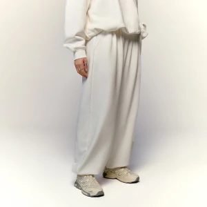 Kremowe spodnie dresowe z wysokim stanem House