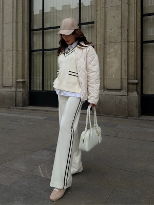 Kremowe spodnie z czarnymi lamówkami TARANKO