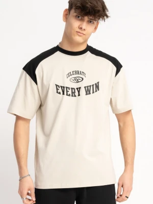 Kremowo-czarny t-shirt w stylu collage grafiką z przodu Reporter Young