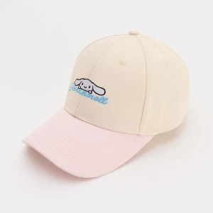 Kremowo-różowa czapka z daszkiem i haftem Cinnamoroll House