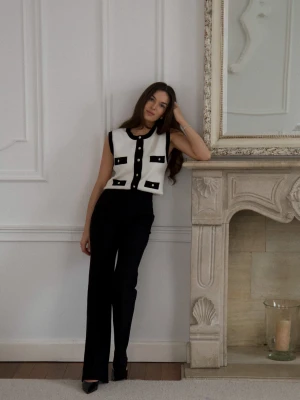 Kremowy bezrękawnik z kontrastowymi detalami TARANKO