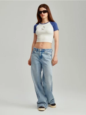 Kremowy crop top z krótkim granatowym rękawem i haftem gęsi House