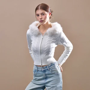 Kremowy kardigan z kaptuem i odpinanym futerkiem House