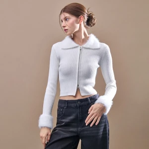 Kremowy kardigan zapinany na zamek z futerkiem House