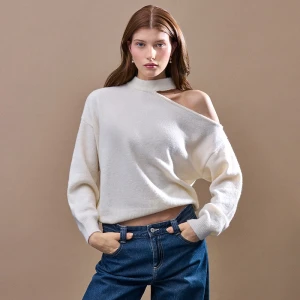 Kremowy luźny sweter z wycięciem na ramieniu House