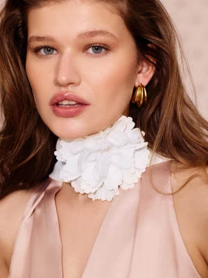 Kremowy naszyjnik w formie fulara z kwiatem TARANKO