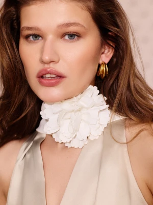 Kremowy naszyjnik w formie fulara z kwiatem TARANKO