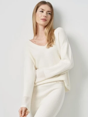 Kremowy sweter V-neck damski OCHNIK