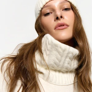 Kremowy szalik komin z warkoczowym splotem House