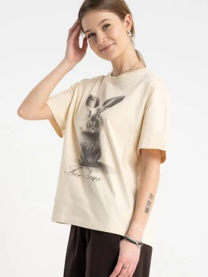 Kremowy t-shirt COMFORT z autorską grafiką z przodu Reporter