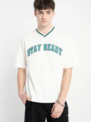 Kremowy t-shirt w stylu collage z grafiką na wysokości piersi Reporter