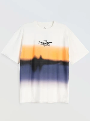 Kremowy t-shirt z autorską grafiką z przodu Reporter Young