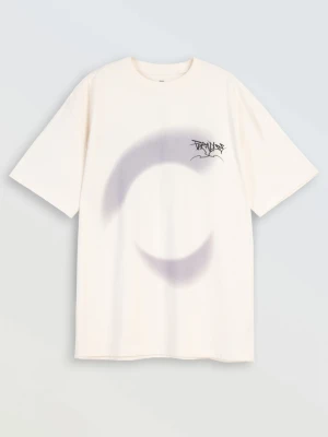 Kremowy t-shirt z autorskimi grafikami Reporter Young