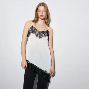 Kremowy top satynowy z czarną koronką i asymetrycznym dołem House