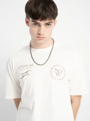 Kremowym t-shirt w stylu collage z grafiką na wysokości piersi Reporter