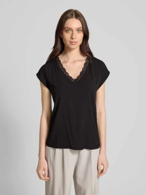 krój regular fit t-shirt z dekoltem w serek model 'BELLA' Vero Moda Czarny