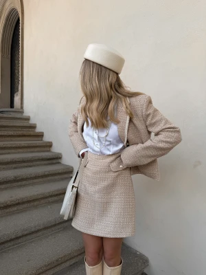 Krótka beżowa spódnica z tweedu TARANKO