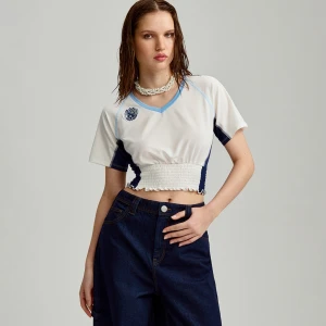 Krótka biała koszulka z haftem i elastycznym panelem House