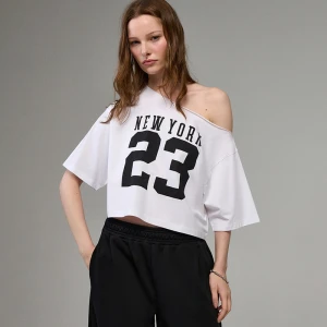 Krótka biała koszulka z nadrukiem 23 i opuszczonym ramieniem House