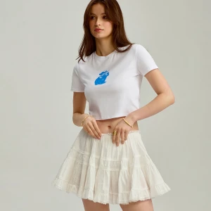 Krótka biała koszulka z nadrukiem kapibary w kowbojskim kapeluszu House