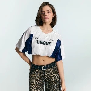 Krótka biała koszulka z nadrukiem Unique i granatowymi wstawkami House