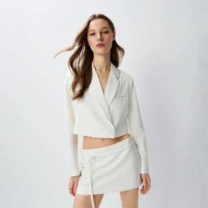 Krótka biała marynarka z kopertowym zapięciem House