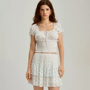 Krótka bluzka w kwiatki z marszczonym panelem biała House