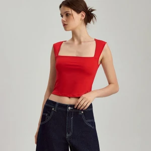 Krótka bluzka z wiązaniem na plecach czerwona House