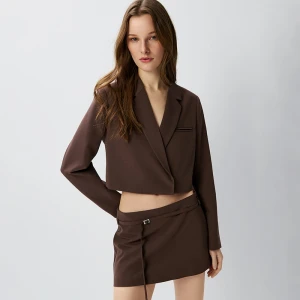 Krótka brązowa marynarka z kopertowym zapięciem House