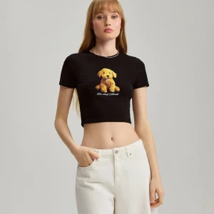 Krótka czarna koszulka z nadrukiem pluszowego pieska House