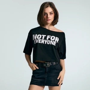 Krótka czarna koszulka z napisem Not For Everyone House