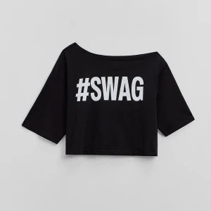 Krótka czarna koszulka z napisem SWAG House