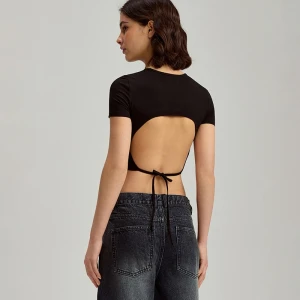 Krótka czarna koszulka z wycięciem na plecach House