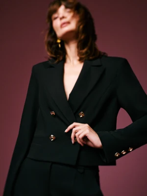 Krótka czarna marynarka z ozdobnymi guzikami TARANKO