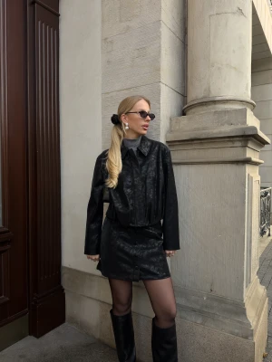 Krótka czarna spódnica z imitacji skóry TARANKO