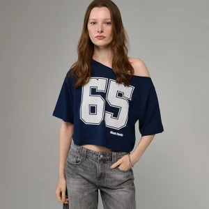 Krótka granatowa koszulka z nadrukiem 65 i opuszczonym ramieniem House
