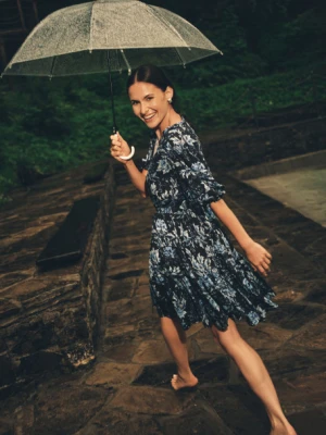 Krótka kobieca sukienka w błękitne kwiaty Greenpoint