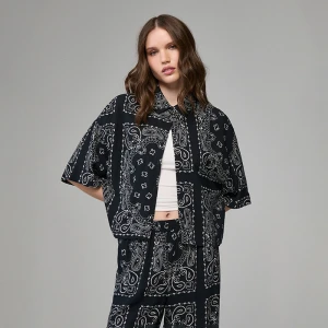 Krótka koszula oversize we wzory paisley czarna House