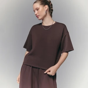 Krótka koszulka loose fit basic z modalem w składzie czekoladowa House