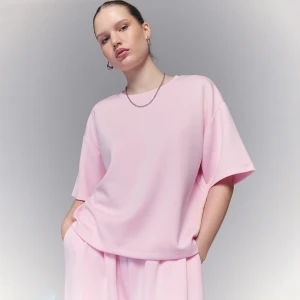 Krótka koszulka loose fit basic z modalem w składzie różowa House