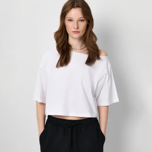 Krótka koszulka na jedno ramię biała House