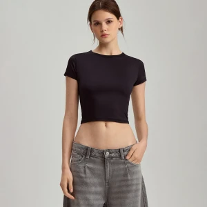 Krótka koszulka o dopasowanym fasonie czarna House