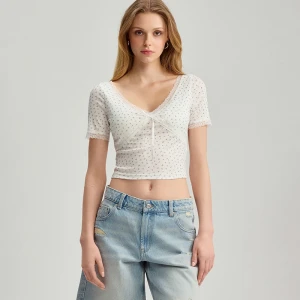 Krótka koszulka w drobny wzór z kokarką i koronką House