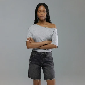 Krótka koszulka z asymetrycznym dekoltem jasnoszara House