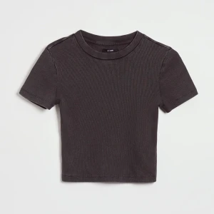 Krótka koszulka z dzianiny w prążki grafitowa House