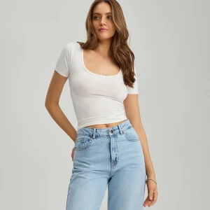 Krótka koszulka z głębszym dekoltem biała House