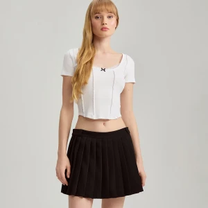 Krótka koszulka z koronkową wstawką przy dekolcie biała House