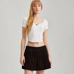 Krótka koszulka z koronkową wstawką przy dekolcie biała House