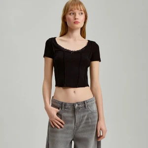 Krótka koszulka z koronkową wstawką przy dekolcie czarna House