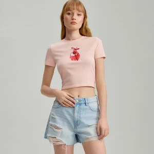 Krótka koszulka z nadrukiem i aplikacją w formie wstążki różowa House